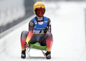 雪橇運動員穿著色彩繽紛的裝備，準備在雪道上比賽。 — 極限運動 壁紙
