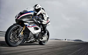 機車騎士在賽道上騎著白色、藍色和紅色的BMW HP4 Race比賽。 — 機車 壁紙