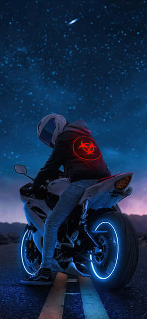 摩托車手發光車輪在彗星劃過的星空下行駛。 — Galaxy A 壁紙