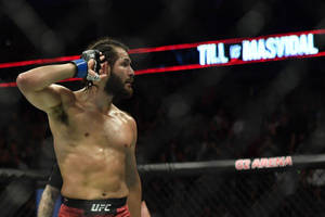 UFC拳手在O2體育館的八角籠中慶祝勝利。 — 終極格鬥冠軍賽 壁紙