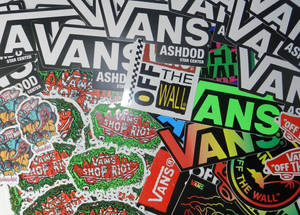 Vans品牌貼紙系列，帶有鮮明標誌和色彩繽紛的設計。 — 墜落卡車 壁紙