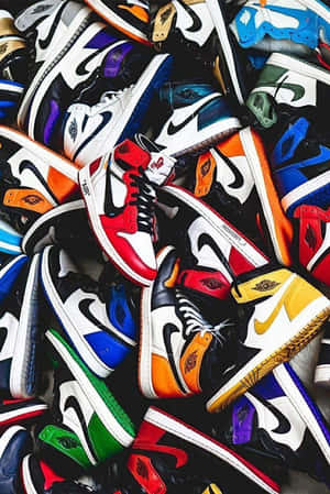 一堆密集的色彩繽紛Nike Air Jordan運動鞋，款式和顏色各異。 — 球鞋 壁紙