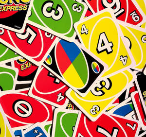散落的一堆彩色 Uno Express 遊戲卡牌。 — 烏諾 壁紙