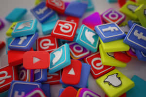 一堆色彩繽紛的 3D 社交媒體應用程式圖示，包括 Facebook、Twitter、YouTube 和 Pinterest。 — MacBook Air 壁紙