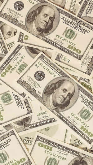 一堆散落的百元美鈔。 — 金錢 壁紙