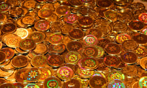 一堆帶有彩色全息設計的金色加密貨幣硬幣。 — 比特幣 GIF 壁紙