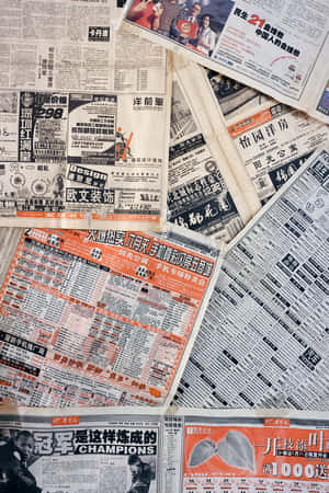 一堆帶有廣告和標題的舊中文報紙。 — Old Paper 壁紙