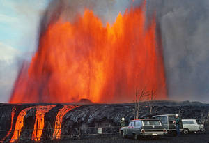 火山爆發，明亮的橙色熔岩，人們站在汽車附近。 — 自然 壁紙