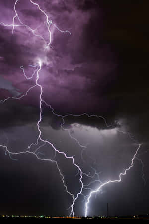 強烈的閃電在暴風雨的紫色夜空中噼啪作響。 — 小米平板 8 壁紙