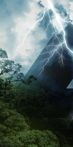 暴風雨中，閃電擊中森林上方的山峰。 — 電玩遊戲 GIF 壁紙