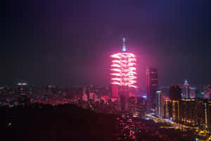 粉紅色煙火在夜晚於台北101上空爆炸，照亮城市。 — 免費 壁紙