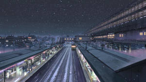 夜晚寧靜的火車站下著雪，一列火車在星空下接近。 — 曉 鼬 壁紙