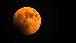 月食期間的血月在夜空中發出橙色光芒 — 月光 壁紙