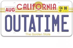 加州車牌，上面有電影《回到未來》中的「OUTATIME」字樣。 — 歡迎回來 壁紙
