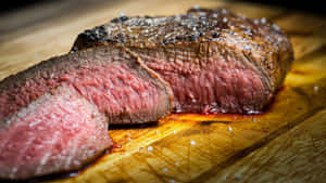 切好的 medium-rare 牛排，撒上鹽，放在木砧板上。 — iMac 壁紙