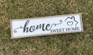 草地上的木製 home sweet home 標牌 — 甜蜜的家 壁紙