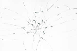碎裂玻璃在白色背景上呈現放射狀裂紋。 — 3 個螢幕 壁紙