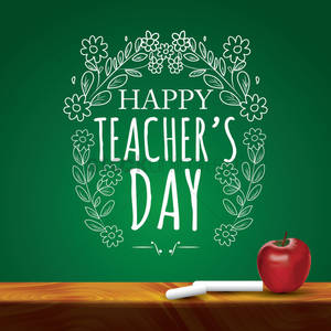Happy Teacher's Day 祝福，木桌上放有紅蘋果和粉筆，背景為綠色黑板。 — 黑板 壁紙
