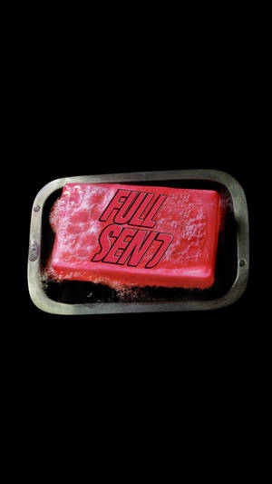 紅色肥皂帶 'FULL SEND' 字樣在金屬托盤上，黑色背景。 — 省電 壁紙