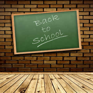 綠色黑板，磚牆和木地板上寫有「Back to School」。 — 黑板 壁紙