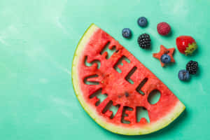 西瓜片刻有hello summer文字，周圍環繞著莓果，置於青綠色背景上 — 塔橋 壁紙