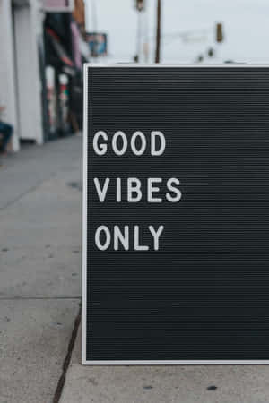 城市人行道上寫有「GOOD VIBES ONLY」的黑色字母板。 — Huawei MatePad 壁紙