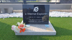 Internet Explorer的墓碑，附有鮮花及1995年至2022年的日期。 — 黎明死線 壁紙
