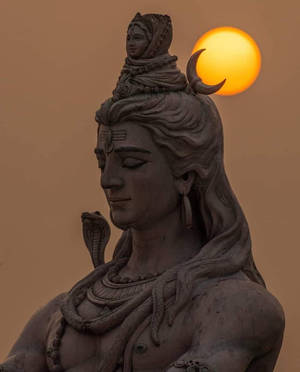 濕婆石像，帶有新月和女神，以金色夕陽為背景。 — 月光 壁紙