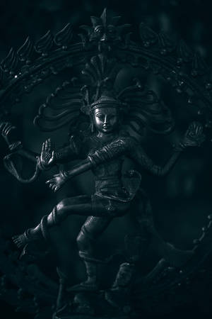 一尊深色的多臂神祇雕像，帶著耀眼的光環起舞。 — 濕婆 壁紙