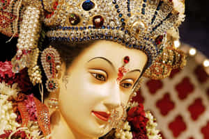 一尊裝飾有珠寶和花朵的印度教女神雕像。 — Maa Durga 壁紙