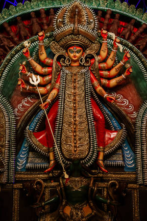 十臂持武器、立於惡魔之上的杜爾迦女神雕像。 — Maa Durga 壁紙