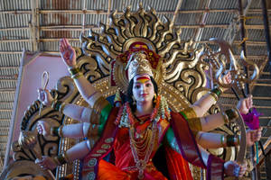 色彩繽紛的印度教多臂女神雕像，手持武器和飾物。 — Maa Durga 壁紙