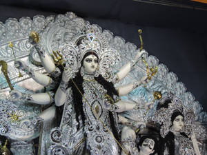 節日期間，裝飾性的銀色和金色杜爾迦雕像，多臂手持武器。 — Maa Durga 壁紙