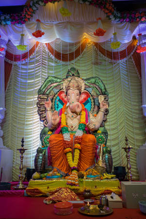 在宗教儀式中，色彩繽紛的象頭神像飾有鮮花和珠寶。 — 廟宇 壁紙