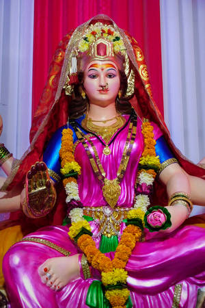 色彩繽紛的印度教女神雕像，飾有鮮花和珠寶。 — Maa Durga 壁紙