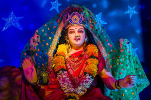 色彩繽紛的印度教女神雕像，以花朵和星星裝飾。 — Maa Durga 壁紙