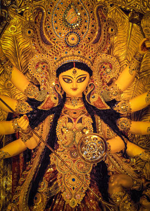 印度教女神杜爾迦的多臂持武器金色雕像。 — Maa Durga 壁紙