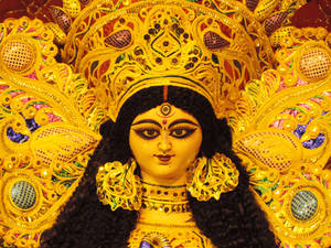 金色印度教女神杜爾迦雕像，飾有精緻珠寶和頭飾。 — Maa Durga 壁紙