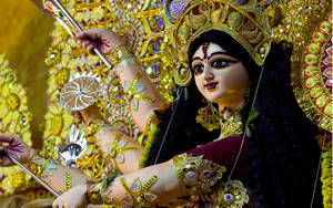 文化節日期間，金色杜爾迦雕像手持武器。 — Maa Durga 壁紙
