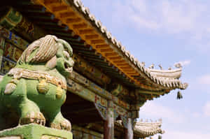 藍天下傳統中式寺廟前的綠色石獅守護雕像 — 城堡動畫 壁紙