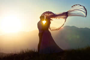 情侶在金色夕陽下的山上，於心形傘下接吻。 — 婚禮 壁紙
