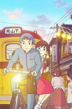情侶在日落時分騎腳踏車穿過日本街道，背景有火車。 — 來自紅花坂 壁紙