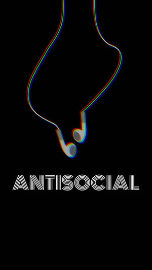 彩虹耳機懸掛，下方有「ANTISOCIAL」文字，黑色背景。