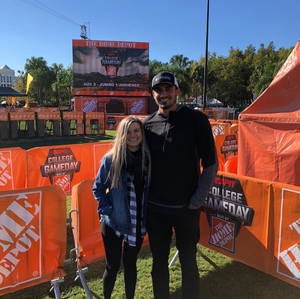在ESPN College GameDay活動中，一對幸福的情侶被橙色品牌包圍。 — 運動 壁紙
