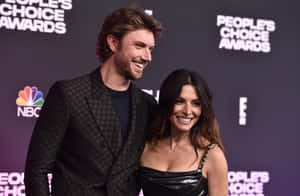 情侶在 People's Choice Awards 紅地毯活動上微笑。 — 珍妮·金 壁紙