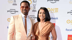 情侶在NAACP Image Awards紅地毯活動上微笑。