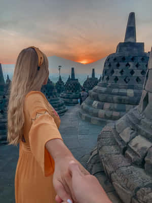 情侶在婆羅浮屠寺廟夕陽下牽手 — 博人 壁紙