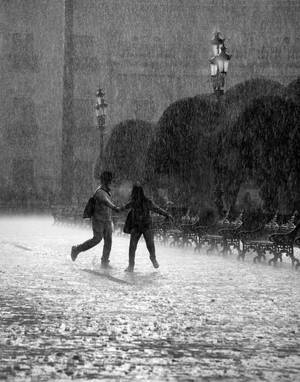 兩個人在暴雨中一起在廣場上奔跑。 — 下雨 壁紙