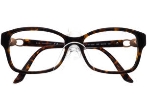 白色展示架上帶金色細節和透明鏡片的玳瑁眼鏡。 — 品牌 壁紙