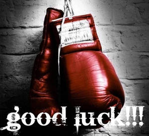 紅色拳擊手套掛在磚牆上，帶有「good luck!!!」塗鴉。 — 運動 壁紙